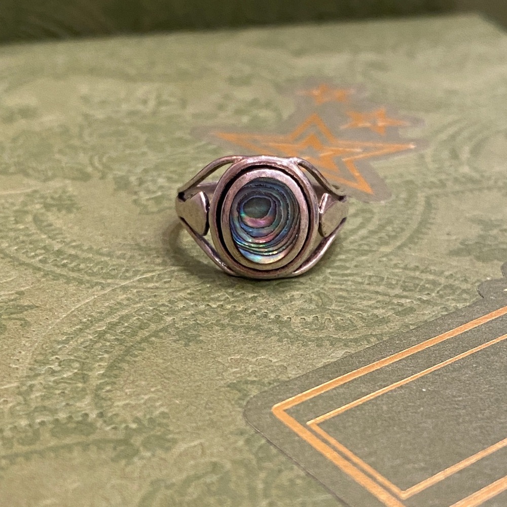 Elegant Silver Ring with Abalone inlay